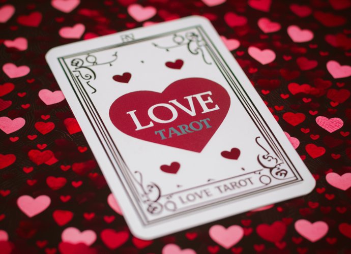 5 Love Tarot Spreads You Need To Try!